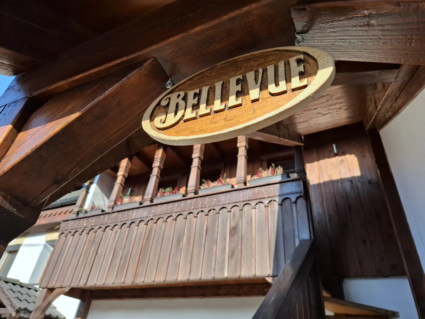 Dřevěná cedule Bellevue nad pavlačí
